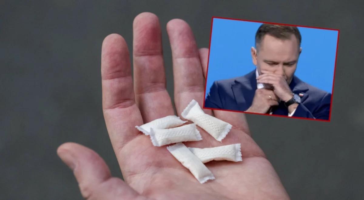 Snus - co to jest? Jak działa? Czy jest legalny? Wyjaśniamy gest Nawrockiego
