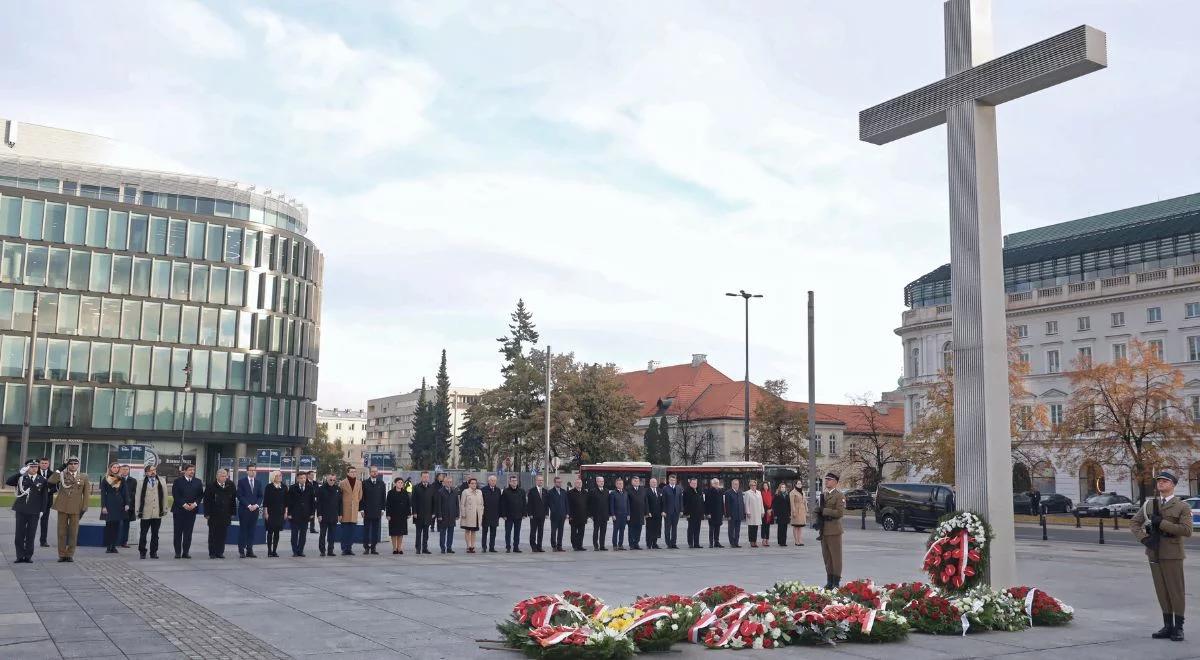 Delegacja PiS złożyła kwiaty przed Krzyżem Papieskim. To odpowiedź na ataki na św. Jana Pawła II