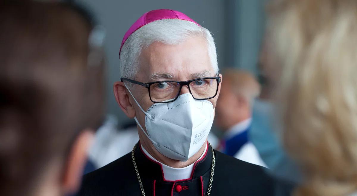 "Codzienność wypełniona miłością do chorego". Abp Skworc dziękuje medykom