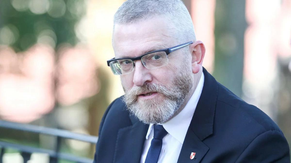 "Auschwitz z komorami gazowymi to fake". Żukowska składa zawiadomienie na Brauna