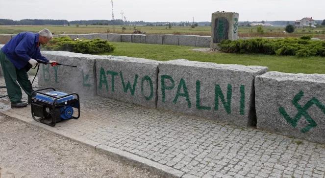 Sikorski potępił sprawców dewastacji w Jedwabnem
