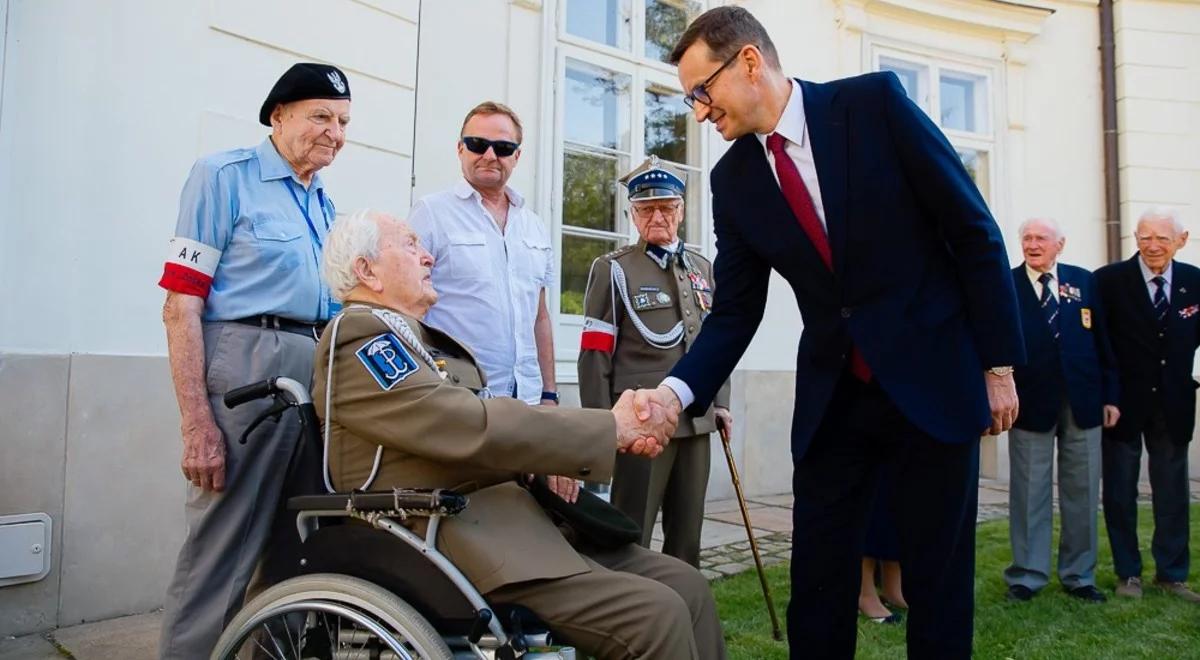 Premier spotkał się z powstańcami warszawskimi w Łazienkach Królewskich