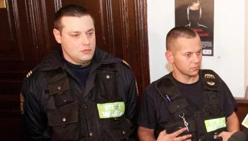 Strażnicy: nie wiedzieliśmy, że ma broń