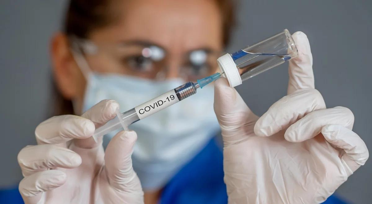"Nie ma żadnych wskazań, że powoduje niepożądane objawy". Prof. Pyrć o szczepionce na COVID-19
