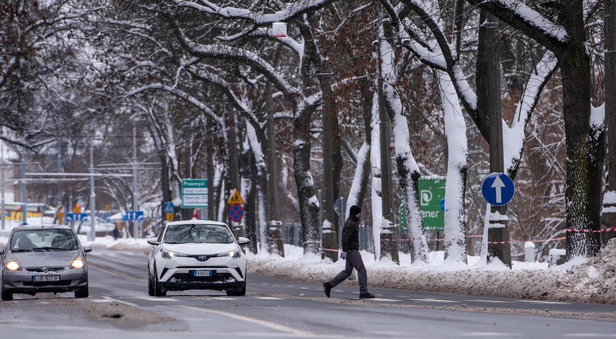 Marznące opady deszczu i śniegu niemal w całej Polsce. IMGW ostrzega: będzie ślisko