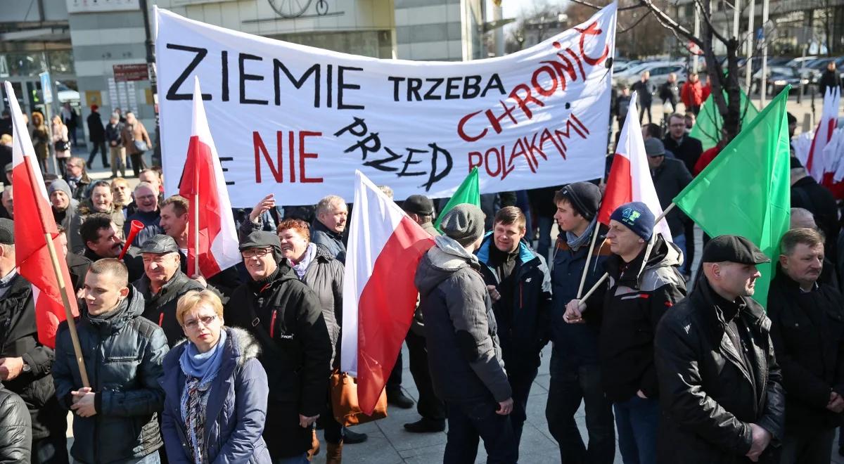 Protest przeciw zmianom dotyczącym obrotu ziemią