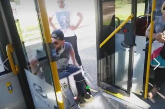 Warszawa: kierowca nie wpuścił pasażera na wózku do autobusu, stracił pracę [WIDEO]