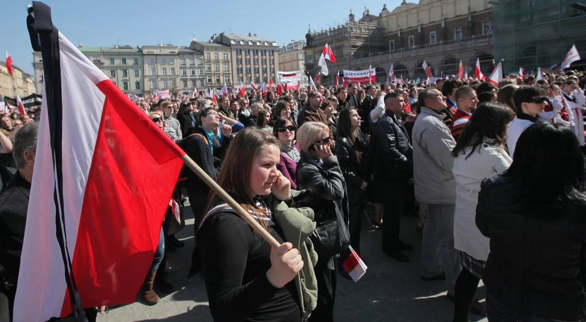 10 lat od katastrofy smoleńskiej. Politolog: tylko chwilowo zmieniła społeczeństwo na lepsze