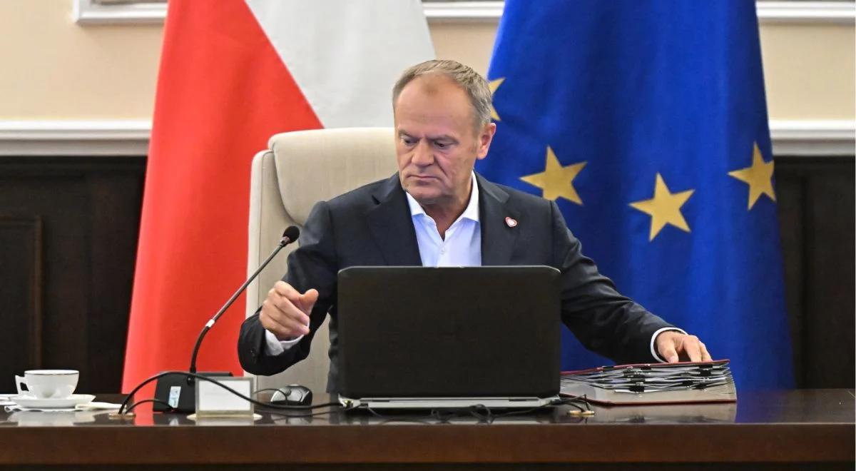 "Rasistowska propaganda". Tusk uderza w PiS i przypomina o aferze wizowej