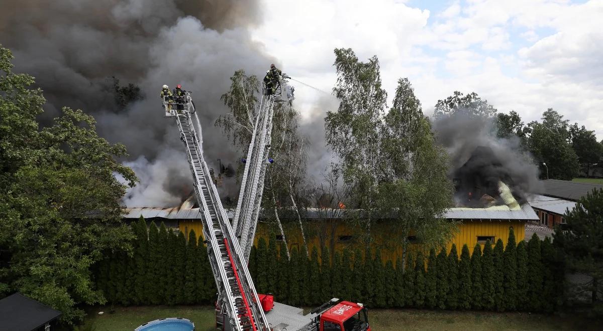 Pożar zakładu przemysłowego w Sulejówku. Władze apelują o nieotwieranie okien w domach