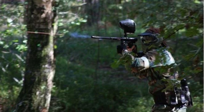 Sztuczna pierś eksplodowała podczas paintballa