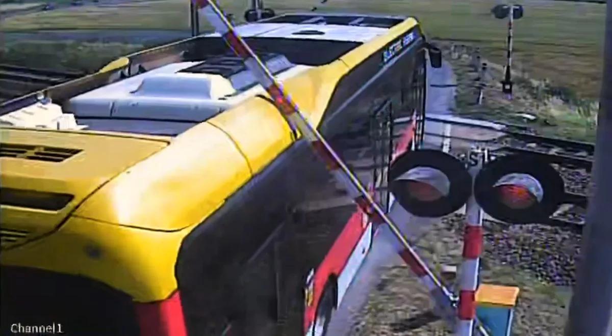 O włos od tragedii. Autobus wjechał wprost pod zamykające się rogatki [WIDEO]