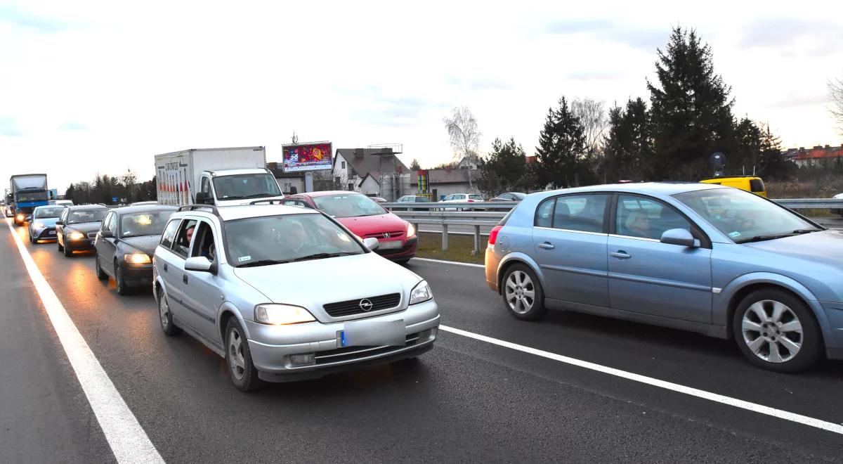 Nawet trzy dni w kolejce na granicy. Ukraińcy masowo kupują auta