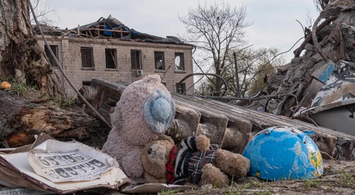 Barbarzyństwo Rosjan w Mariupolu. Wyrzucają ludzkie szczątki do odpadów budowlanych