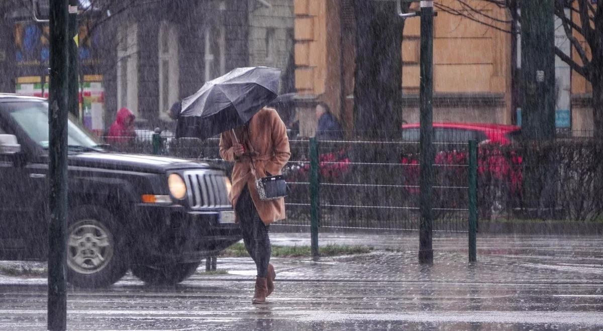 Nad Polskę nadchodzi chłodny i deszczowy front. Sprawdź prognozę pogody na weekend