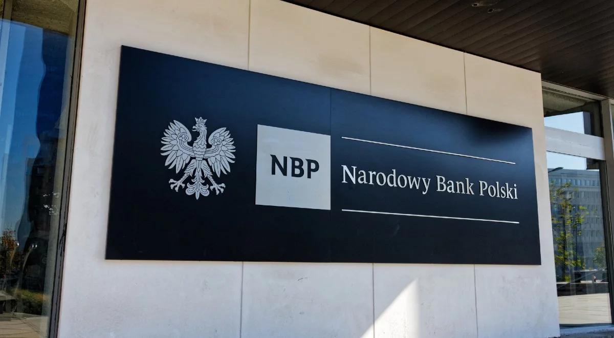 Raport NBP: COVID-19 nie zagroził stabilności finansów państwa