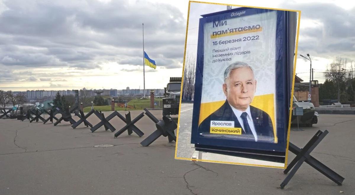 Plakaty z Jarosławem Kaczyńskim i Mateuszem Morawieckim na ulicach Kijowa. "Ich czyn był bohaterstwem"