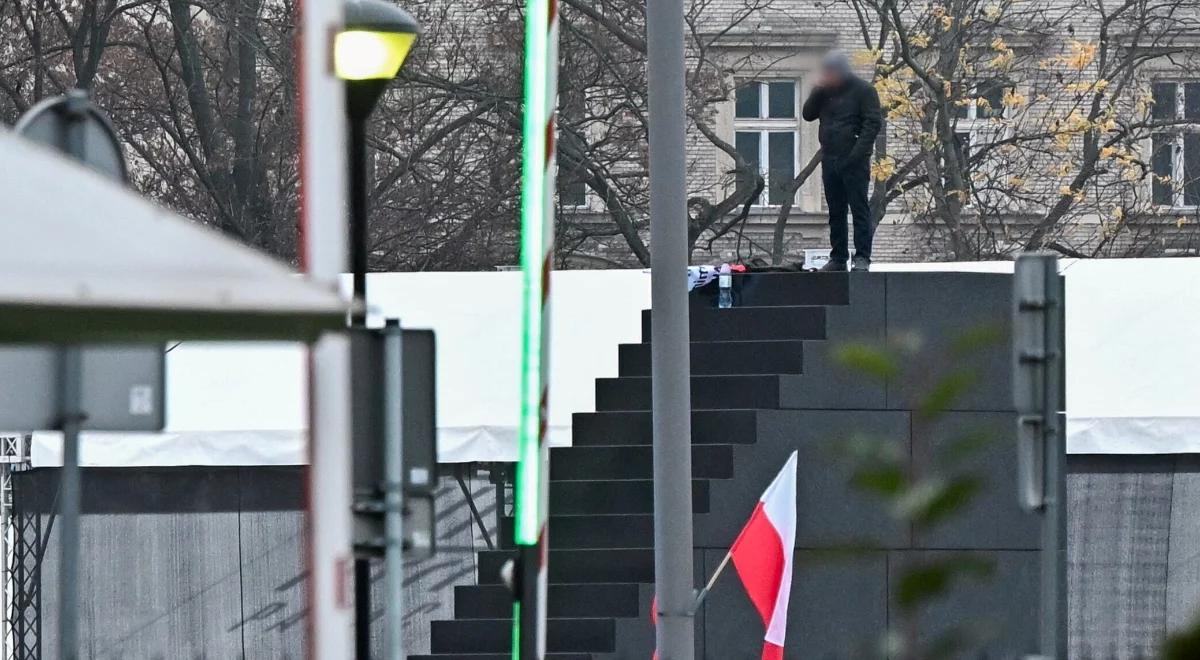 Wszedł na pomnik smoleński. Trafił na obserwację psychiatryczną