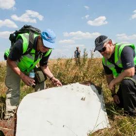 Holenderskie media: fragmenty rosyjskiej rakiety BUK w ciałach ofiar MH17