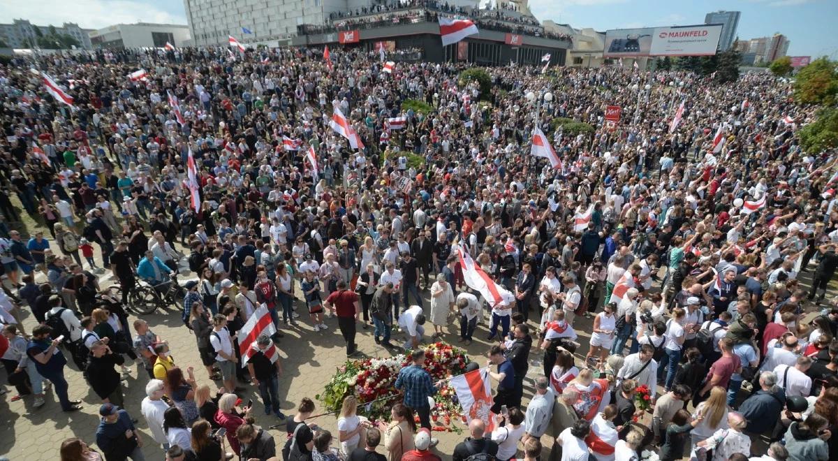 "Nie wybaczymy!", "Odejdź!", "Strajk!". W Mińsku tłumy na miejscu śmierci ofiary OMON-u