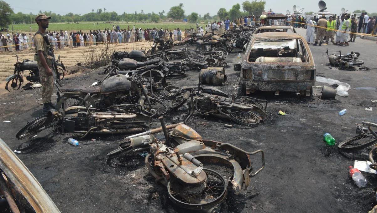Pakistan: przewożąca paliwo cysterna przewróciła się na drodze szybkiego ruchu. Ponad 140 ofiar śmiertelnych 