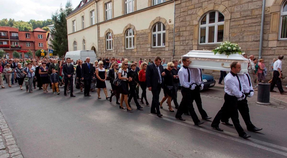Kamienna Góra: pogrzeb 10-letniej Kamili. Ulicami miasta przeszedł marsz pamięci
