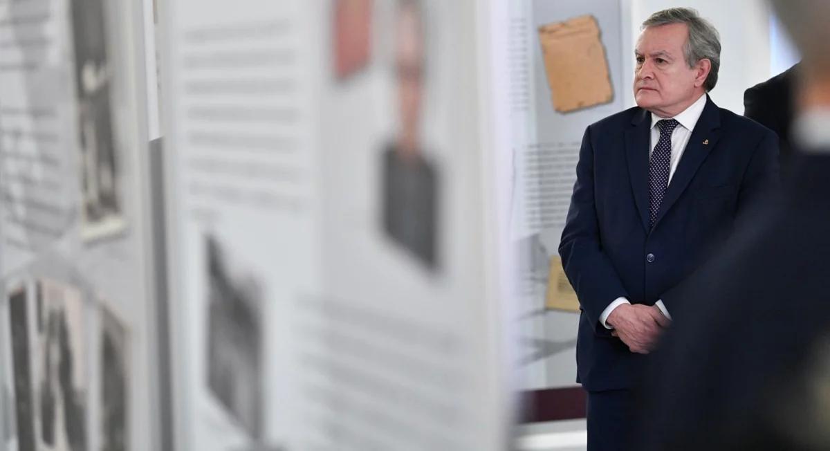 W Sejmie wystawa o ofiarach niemieckiego Obozu Dziecięcego w Łodzi. "Były przystosowywane do pracy niewolniczej"
