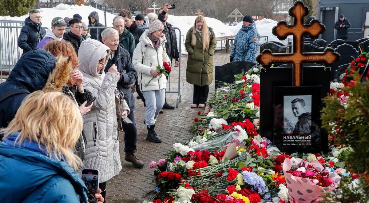 Setki Rosjan oddają cześć Aleksiejowi Nawalnemu. Składają kwiaty na jego grobie w Moskwie 