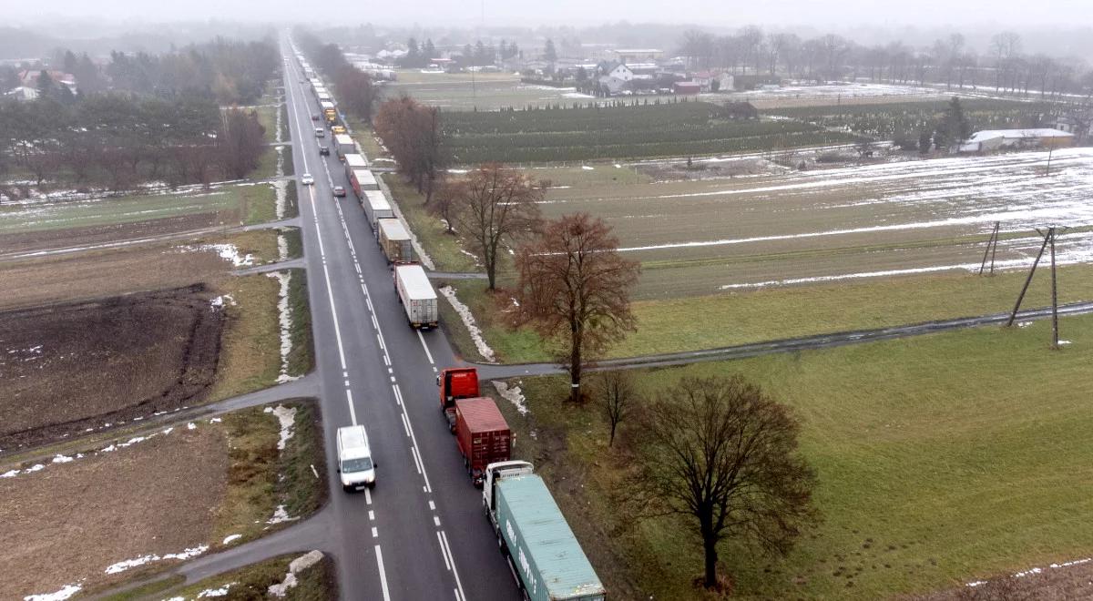 Lubelskie: ponad 2 tys. tirów czeka w liczącej 70 km kolejce do przejścia w Dorohusku