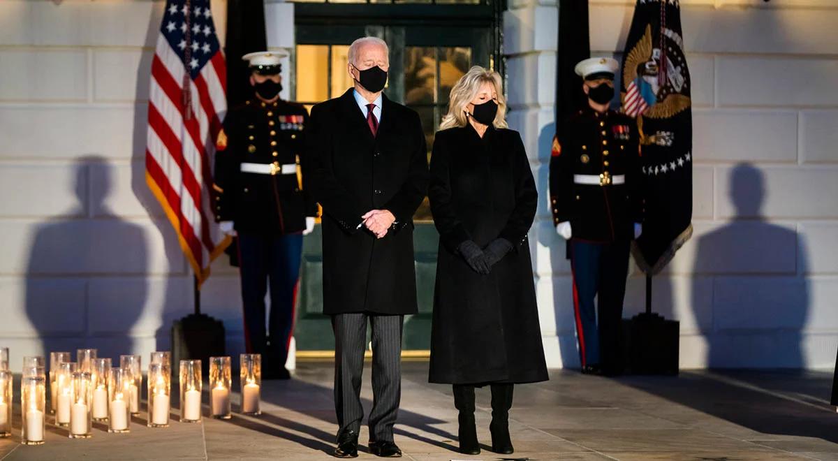 Prezydent Joe Biden oddał hołd ofiarom COVID-19. Pół miliona zmarłych w USA