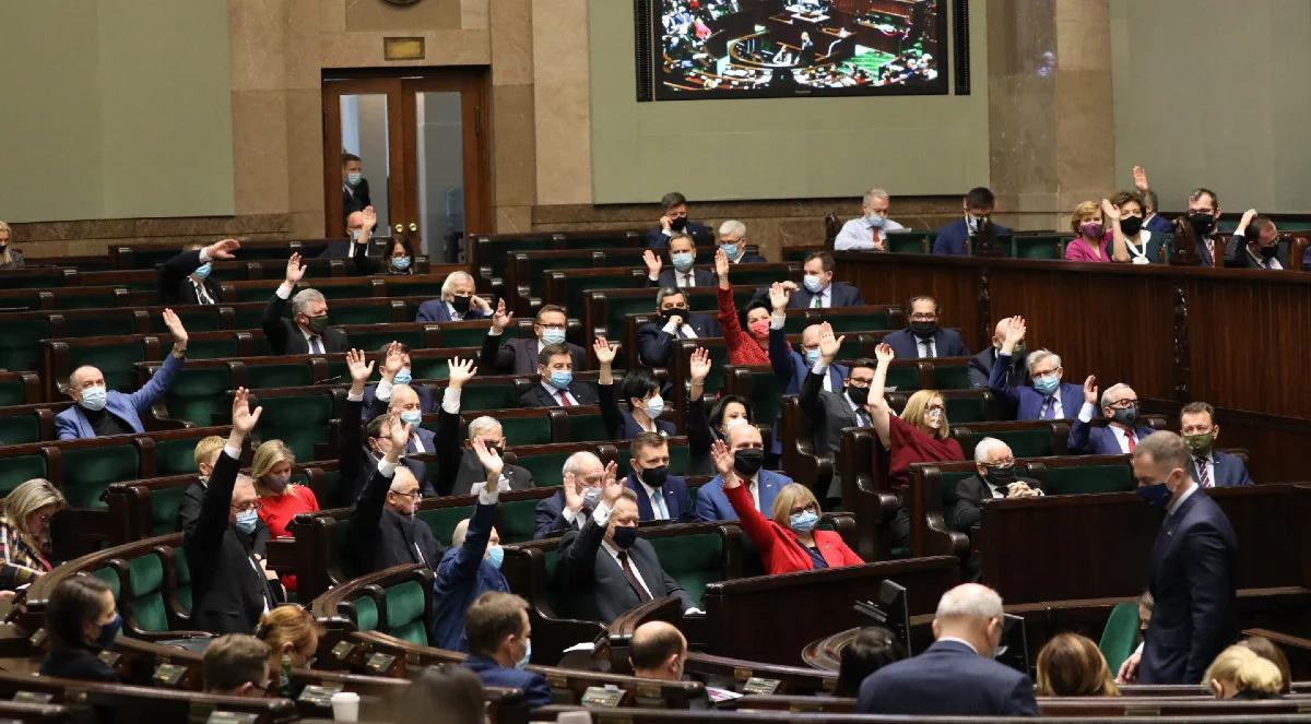 Sejm uchwalił przyszłoroczny budżet. Deficyt wyniesie ok. 82 mld zł, ma wrócić wzrost gospodarczy