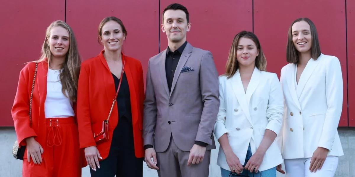 Billie Jean King Cup. Polska - Szwajcaria. Chcieli zniechęcić Świątek do gry, potem miło przywitali 