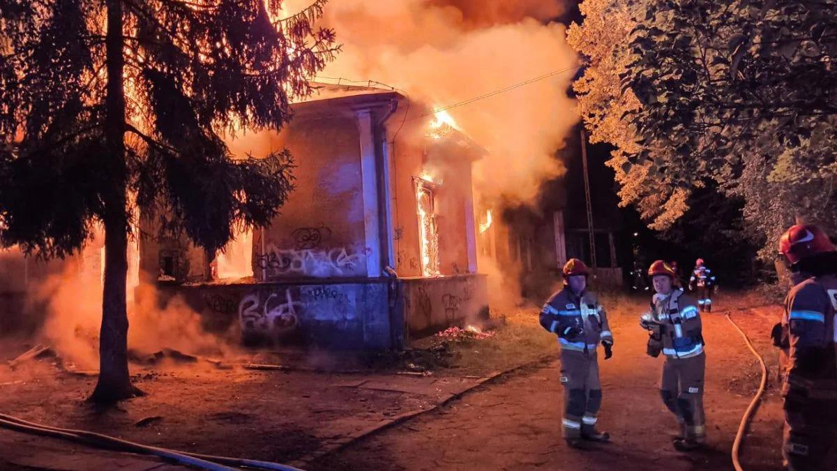 Pożar na terenie szpitala pod Warszawą. Spłonął zabytkowy budynek