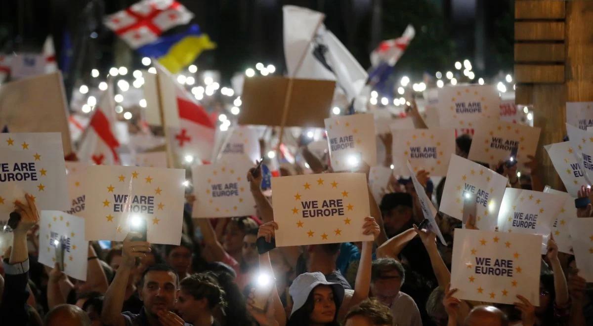 Gruzini wyszli na ulice, bo chcą do UE. "Wierzyliśmy w Europę bardziej niż ktokolwiek inny"