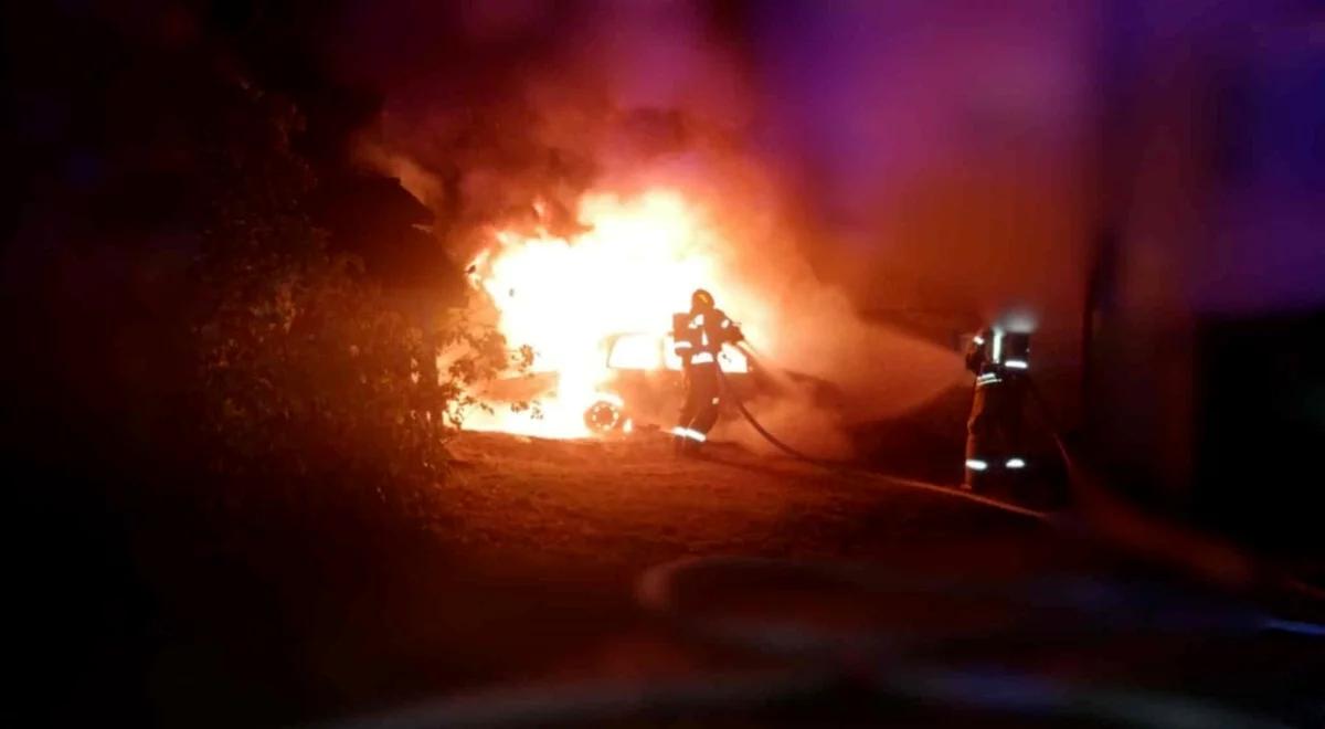 Augustów. Wziął samochód ojca. Rajd zakończył na ścianie domu, wybuchł pożar