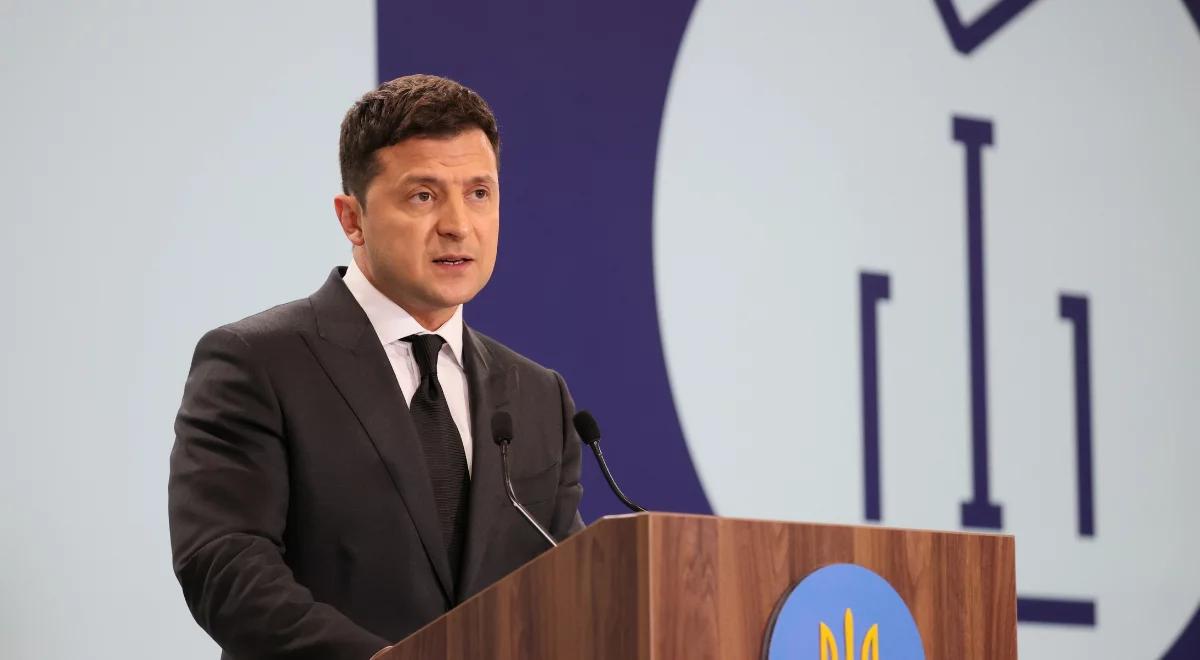 "Nie potrzebujemy paniki". Zełenski mówi o sytuacji na Ukrainie i oskarża inne kraje