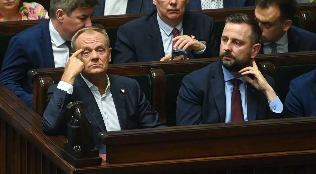 Tusk reaguje po głosowaniu. Giertych i Sługocki zawieszeni