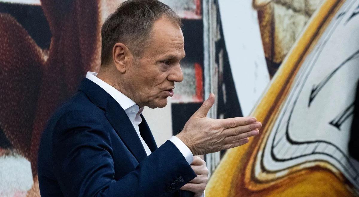 Tusk zapewniał, że nie będzie "robił polityki na grobach zmarłych". Teraz organizuje konferencje po pogrzebie