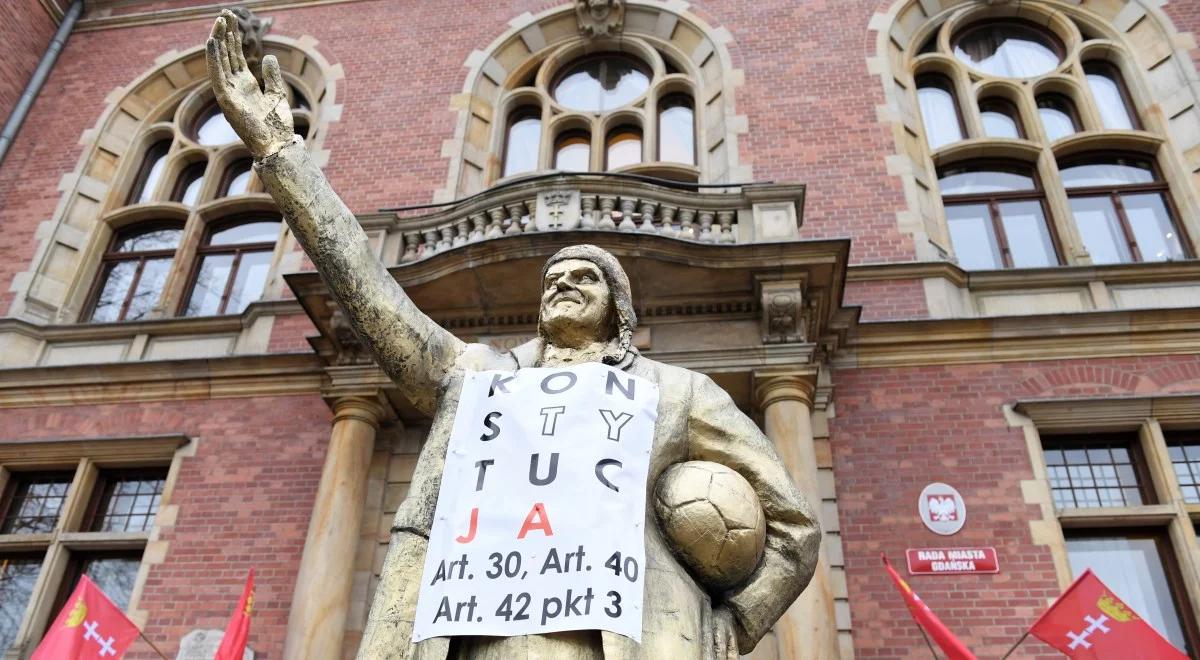 Gdańsk: złoty pomnik Donalda Tuska zamiast ks. Henryka Jankowskiego