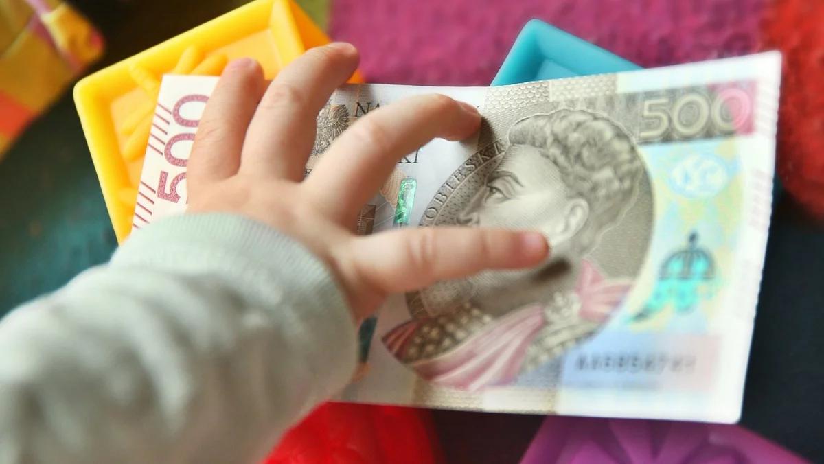 800 plus tylko dla pracujących? Pół miliona dzieci na uboczu systemu