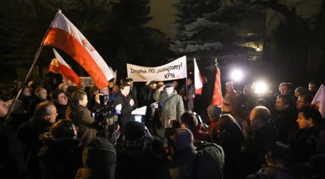 "13 grudnia. Pamiętamy". Protest przed domem generała Kiszczaka