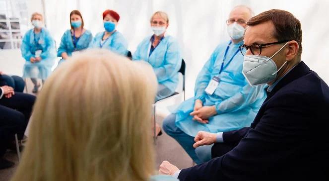 "Zachęcam mieszkańców do korzystania". Premier odwiedził punkt szczepień w Otwocku