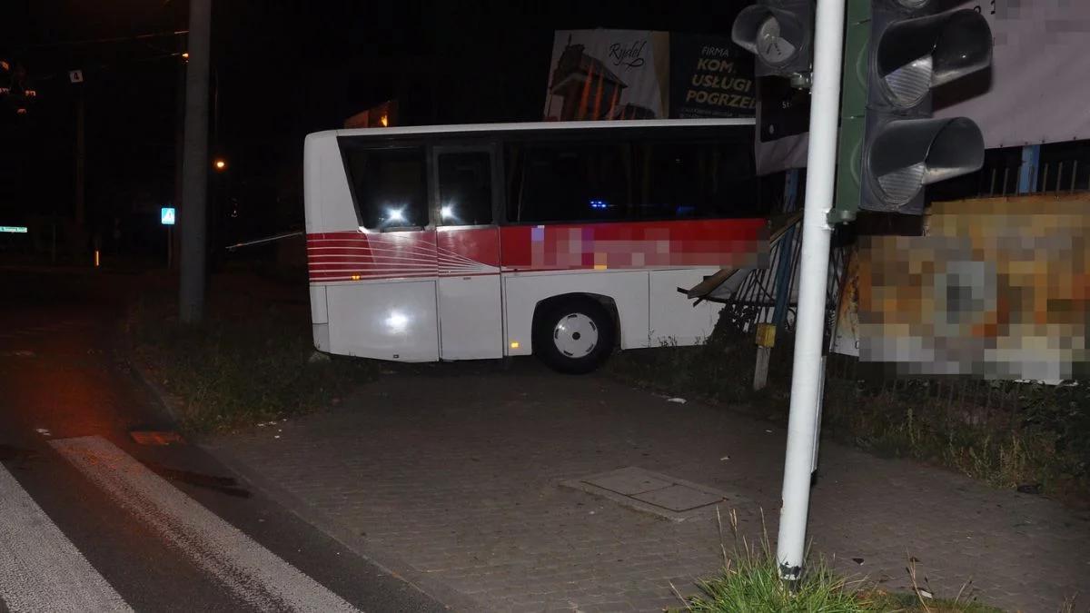 Wypadek w Lublinie. Autokar wjechał w targowisko, kierowca nie żyje