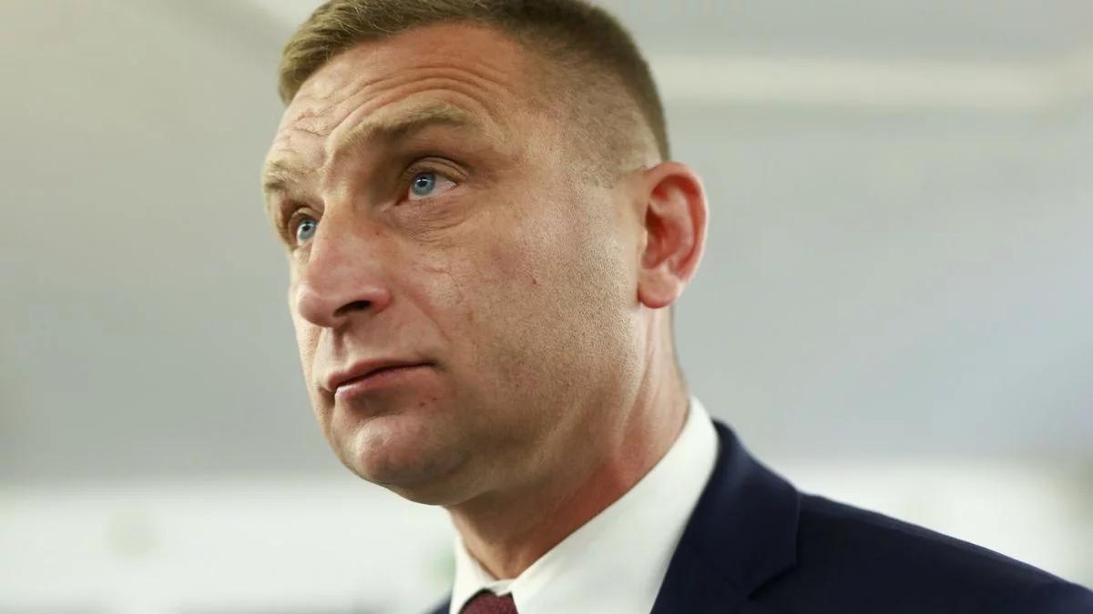 Bąkiewicz ujawnił, ile zarabia. "Mieszkam u teściów"