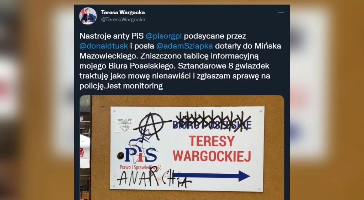 "Mowa nienawiści". Zdewastowano tablicę biura Teresy Wargockiej