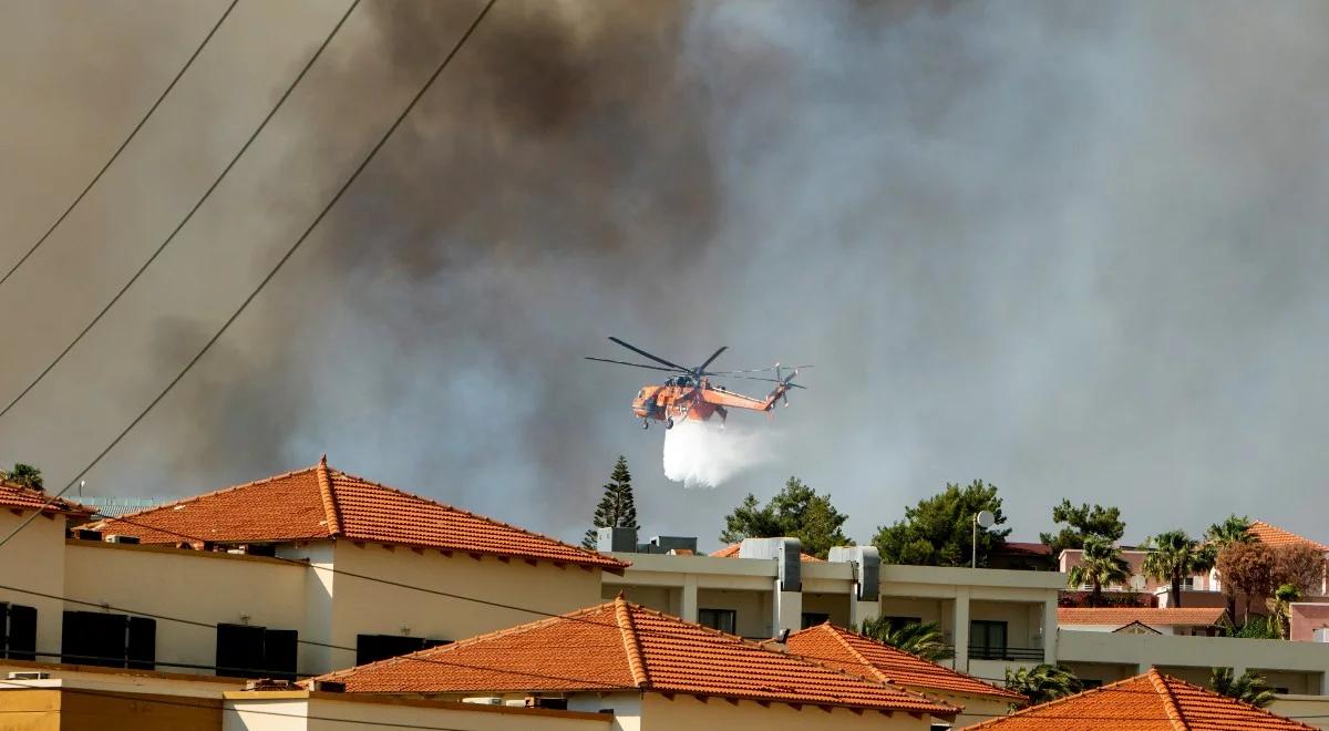 Rodos w ogniu. Pożar dotarł do strefy turystycznej. Setki osób czekają na ewakuację