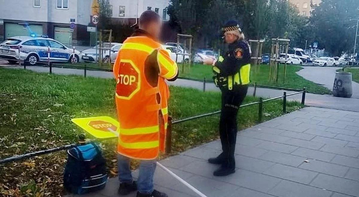 Pijany "pan stopek" przeprowadzał dzieci. Miał przy sobie wódkę