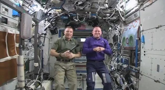 Astronauci NASA wychodzą na orbitalny spacer