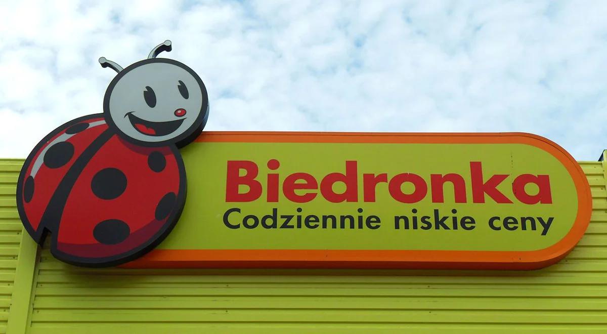 Ile podatek Dudy na hipermarkety kosztowałby Biedronkę