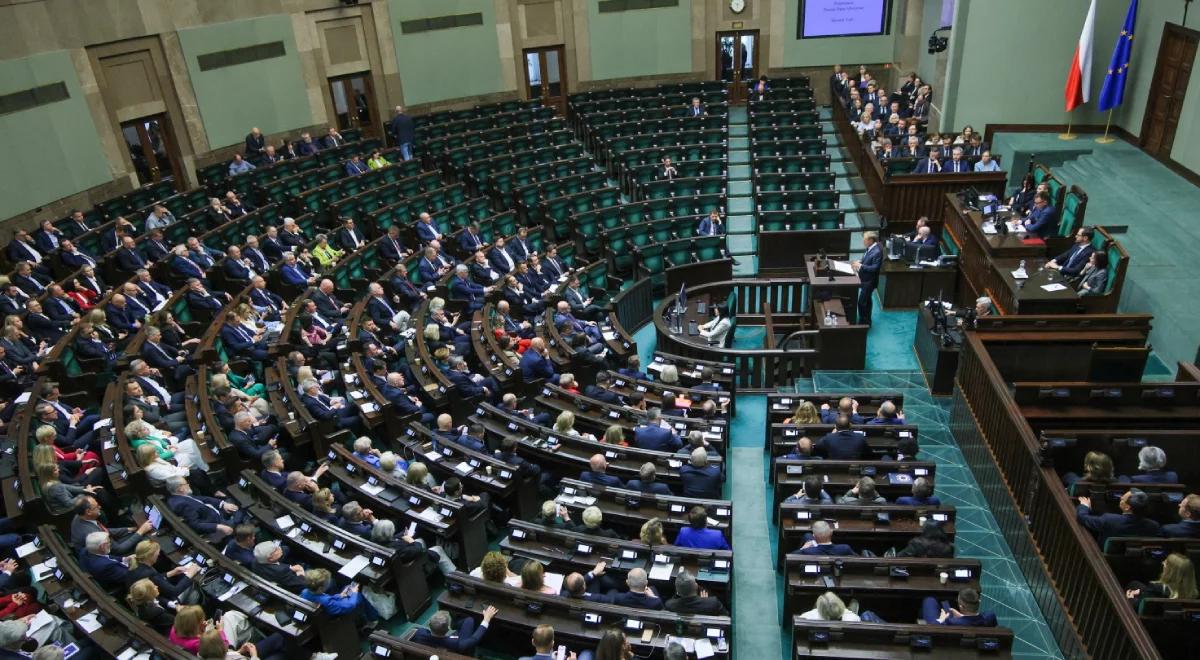 Pustki w ławach PiS podczas expose premiera. "Sejmowa patologia"